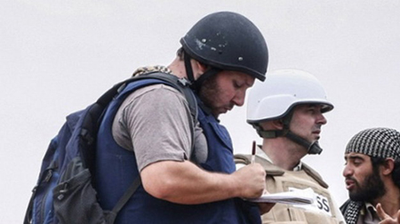 Nhà báo Steven Sotloff đang phỏng vấn người dân Lybia hồi năm 2011.
